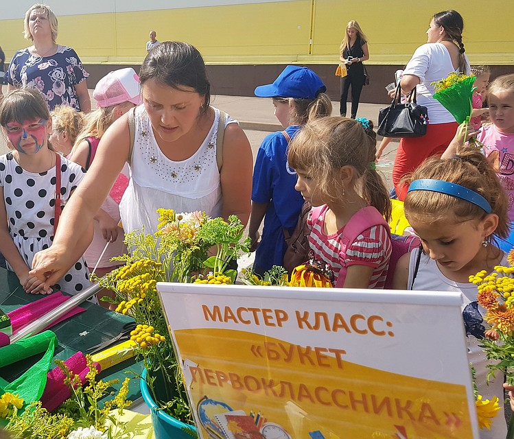 Подготовка к 1 сентября уже кипит вовсю: родители и ученики сметают с прилавков магазинов тетради, обложки и фломастеры. Фото: Ксения АДАМОВИЧ