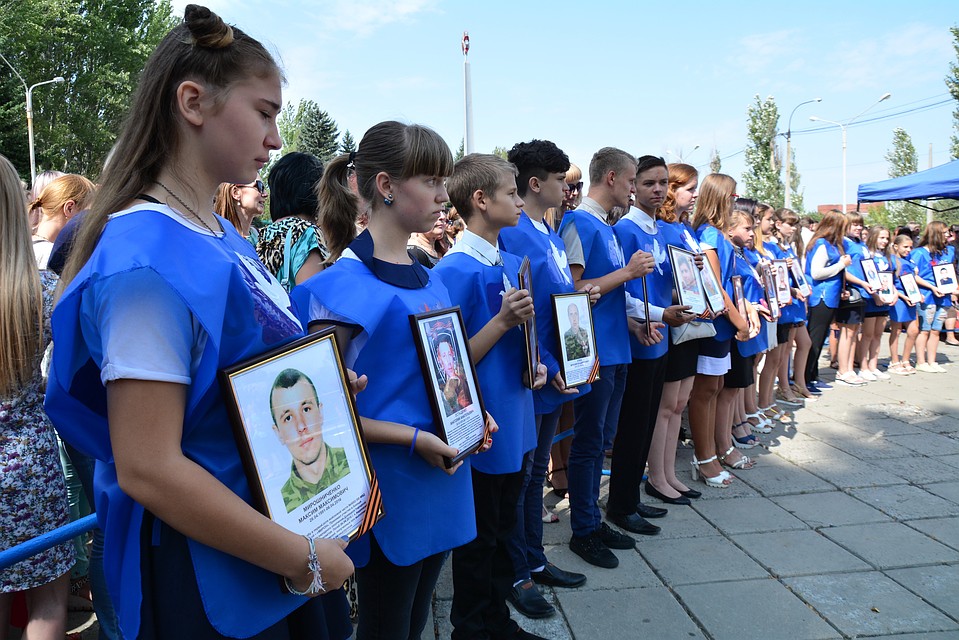 Волонтеры держат портреты погибших Фото: Юрий СОБОЛЕВ