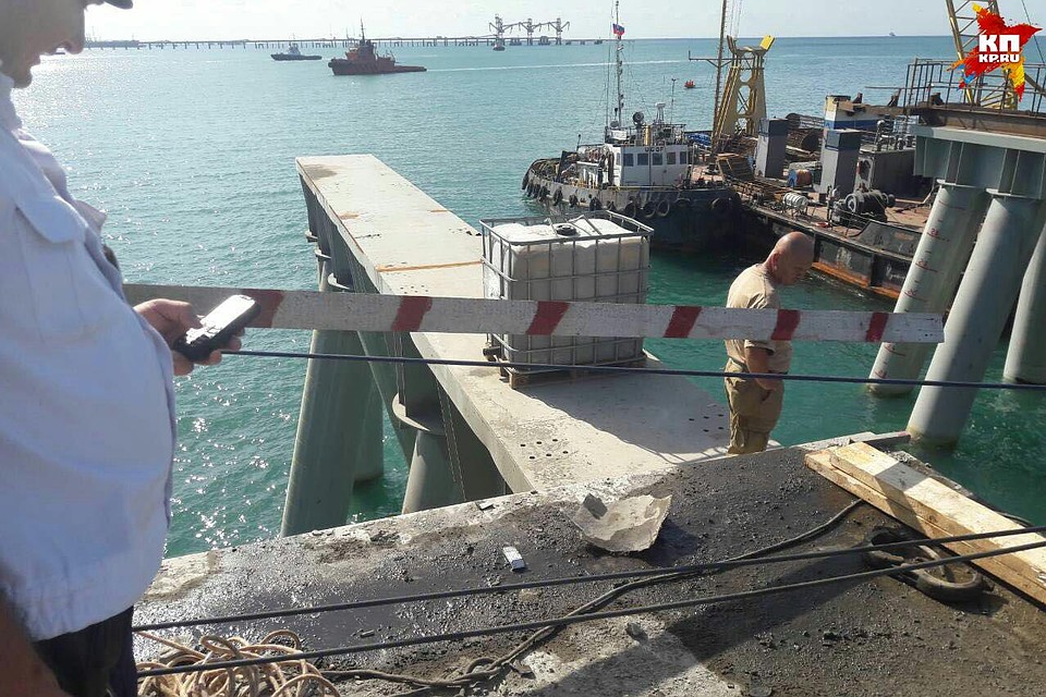 Глубина моря в этом месте достигает 11-12 метров