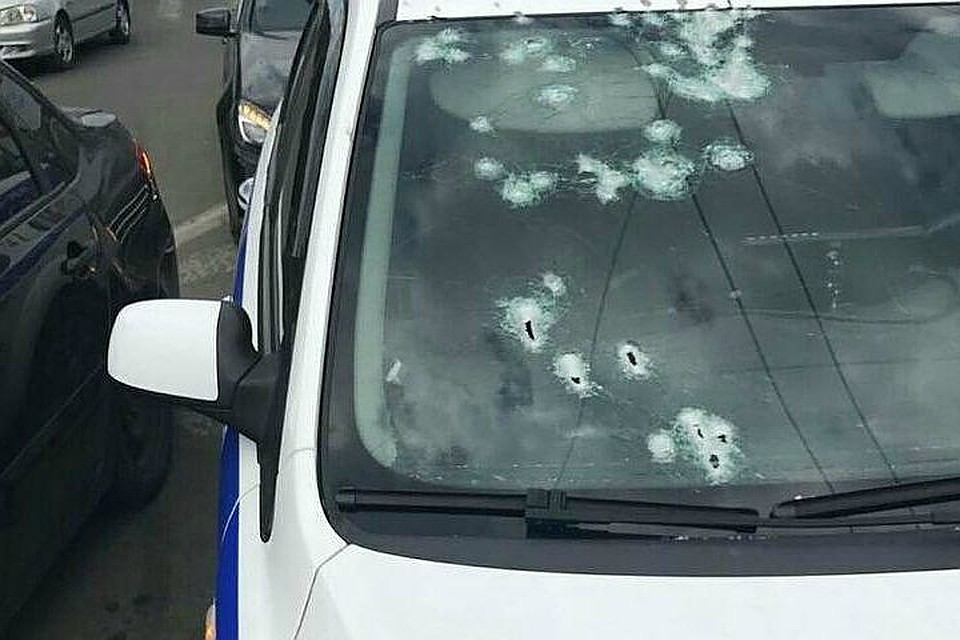 Водитель тойоты обстрелял машину патрульной службы