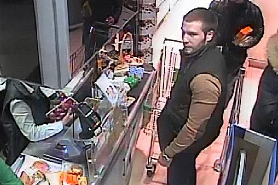 Ломов же остался еще на камерах видеонаблюдения одного из магазинов: в той самой одежде, в которой был во время ДТП