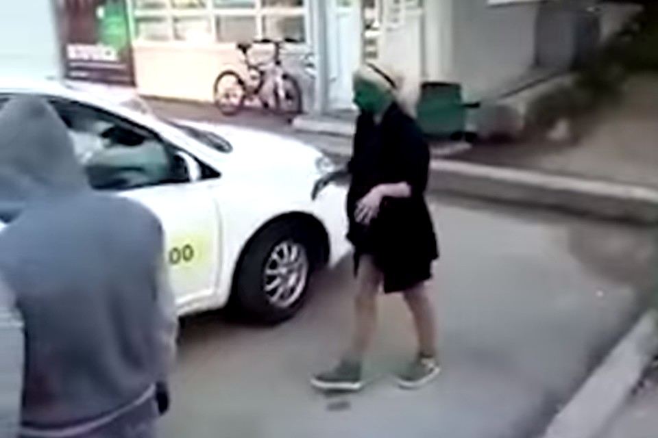 По словам таксиста, никаких угроз в адрес "безбилетных" пассажиров не было, и умыться зеленкой они согласились сами. Фото: Социальные сети