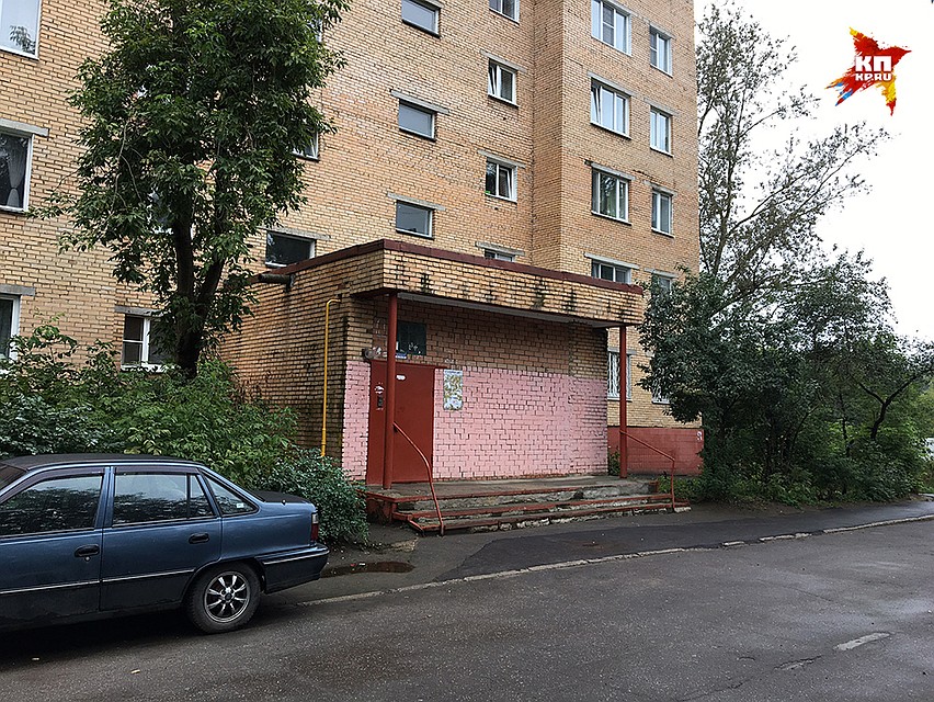 Семья 15-летнего Максима живёт в кирпичной девятиэтажке в двух минутах ходьбы от школы Фото: Александр РОГОЗА