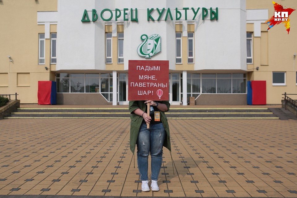 Тем, кто фотографировался со словами из песен Вольского, давали подарок Фото: Святослав ЗОРКИЙ