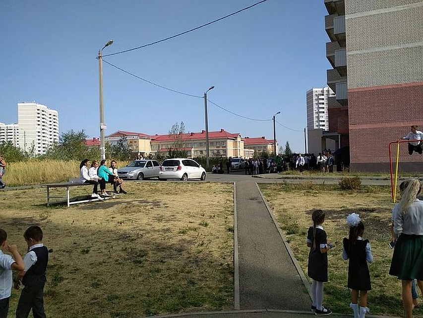 Эвакуация 39-й школы. Фото: Эльдар Ахмеджанов/ vk.com/26stav
