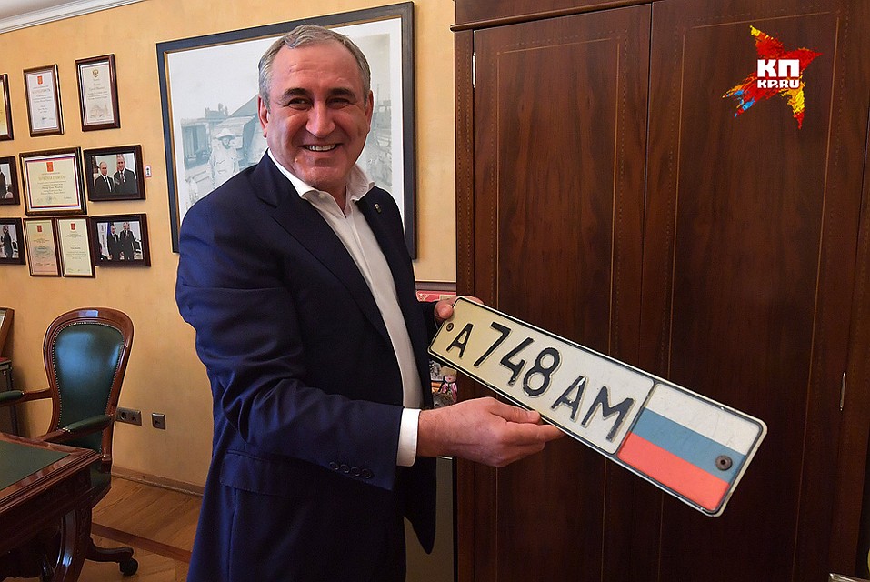 Этот номер Сергей Неверов оставил себе сувениром на память. Фото: Владимир ВЕЛЕНГУРИН