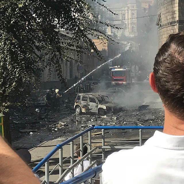 Припаркованные рядом машины сгорели дотла. Фото: паблик ВК "Ростов-главный"