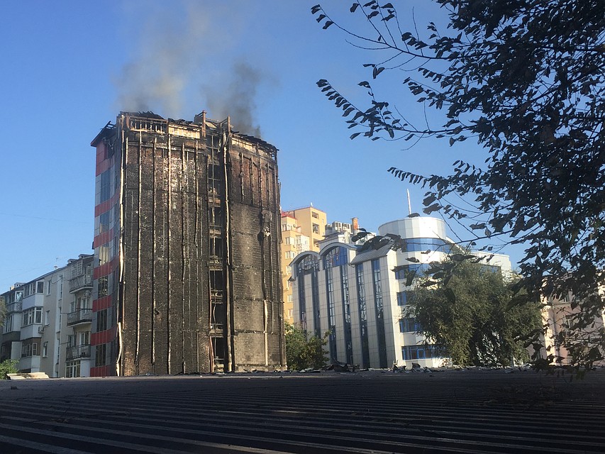 Здание продолжало тлеть несколько часов. Фото: Ольга ГОПАЛО