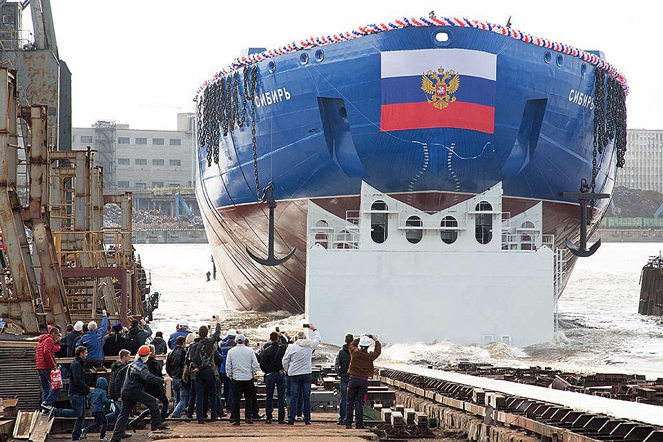 Самый мощный в мире атомный ледокол "Сибирь" спустили на воду в Петербурге. Размеры корабля впечатляют: его длина - 173 метра, ширина - 34 метра, а водоизмещение - 33,5 тысяч тонн Фото: Александр ГЛУЗ