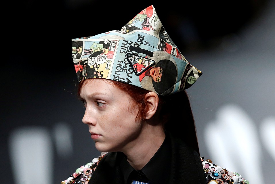 Современная женщина, по версии Prada, примеряет на себя роль супергероя. Фото: REUTERS