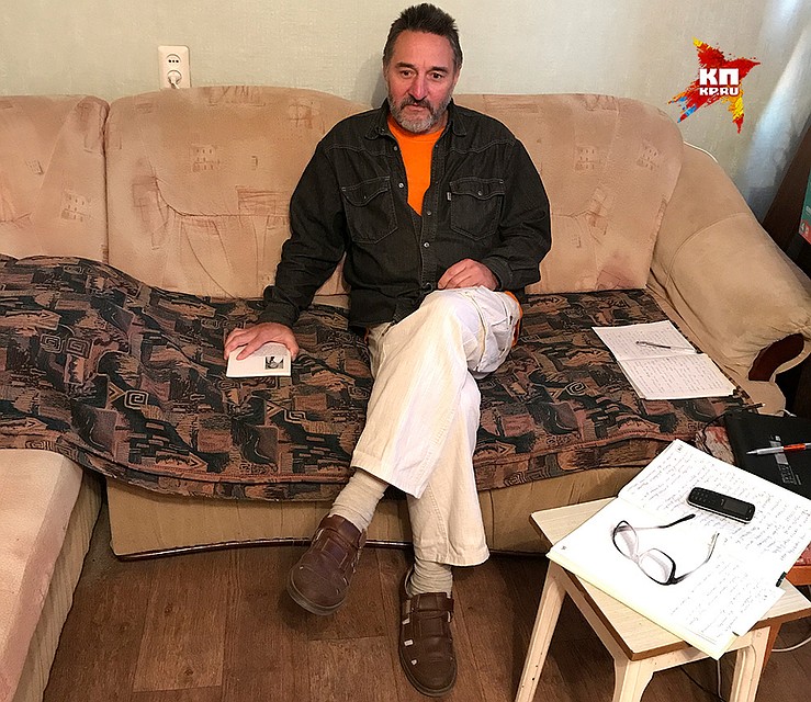 Бывший бомж, писатель Арсений Янковский в своей новой квартире, подаренной секретным миллионером Александром Росляковым. Фото: Дина КАРПИЦКАЯ