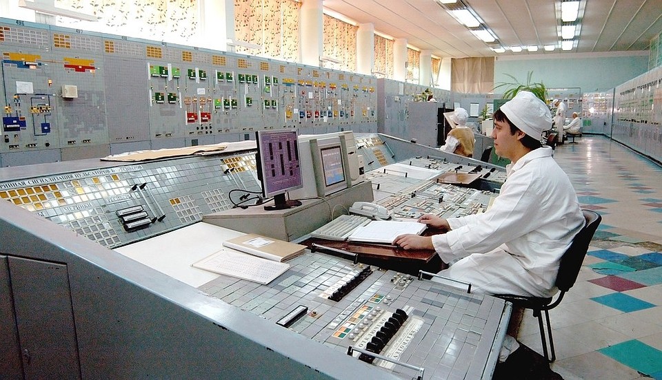 В архивах сохранились записи, что первые годы инженеры могли ходить на работу в своей одежде. Теперь чтобы не выносить радиацию ввели спецодежду. Фото из архивов ПО «Маяк»