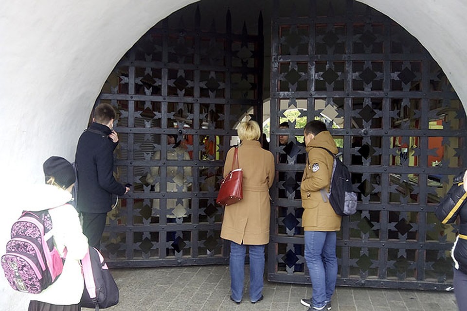 В Нижегородский кремль никого не пускали из-за сообщения телефонных террористов. Фото: Юрий ГОЛОВИН
