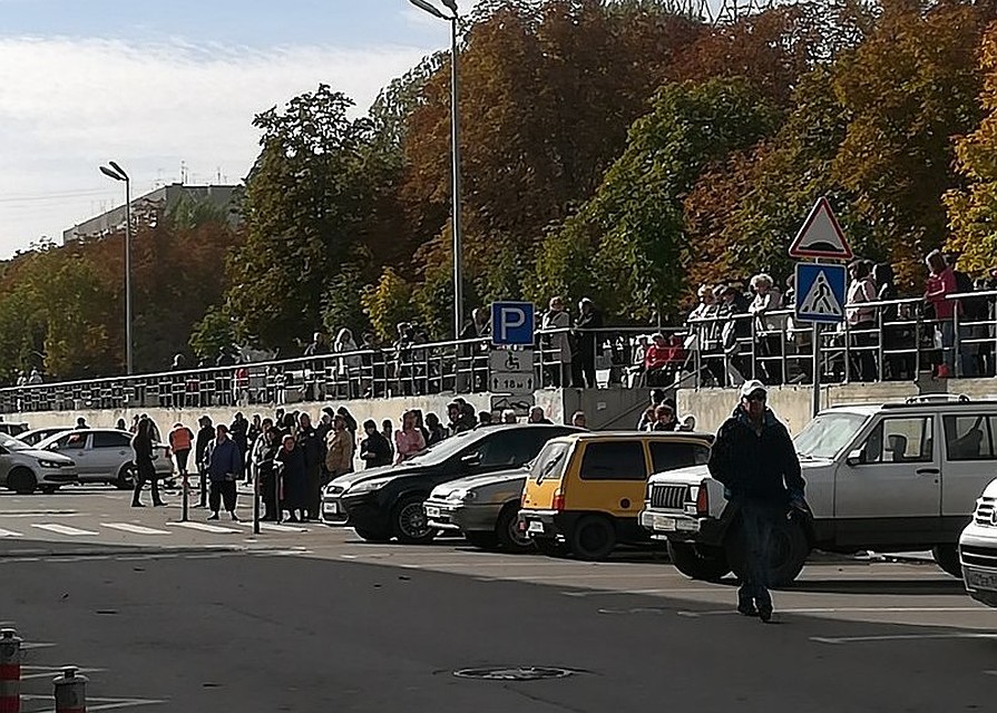 Эвакуация ТЦ "Ораньжевый". Фото: Соцсети