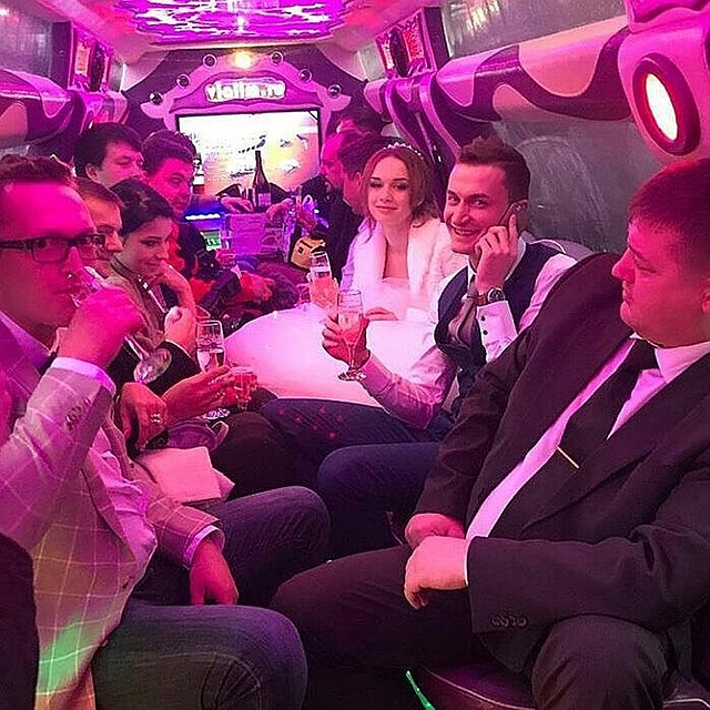 После церемонии пара отправилась на прогулку на лимузине. Фото: Instagram.com