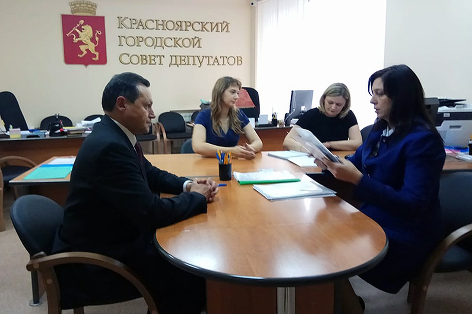 Эдхам Акбулатов подал документы на участие в конкурсе по выборам нового мэра Фото: Александр ЧЕРНЫХ