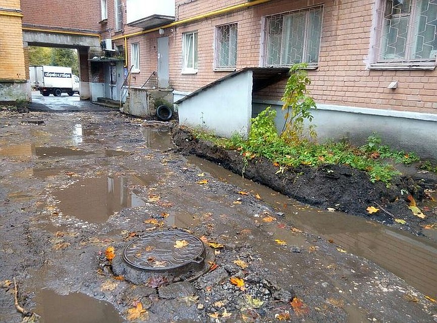Вместо нового асфальта - лужи и грязь. Фото: Игорь ДОКУЧАЕВ