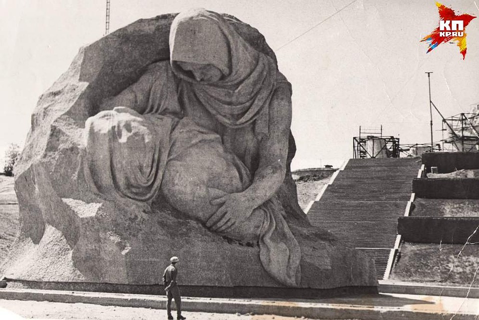 Скорбь матери, склонившейся над убитым сыном. 1964 г. Фото: Музей-заповедник «Сталинградская битва».