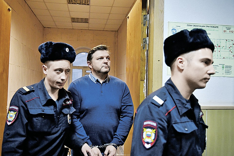 Когда Никита Белых взял в московском кафе пакет с 400 тысячами евро и на его руках защелкнули наручники, он долго отказывался верить, что все это всерьез. Фото: Михаил ФРОЛОВ