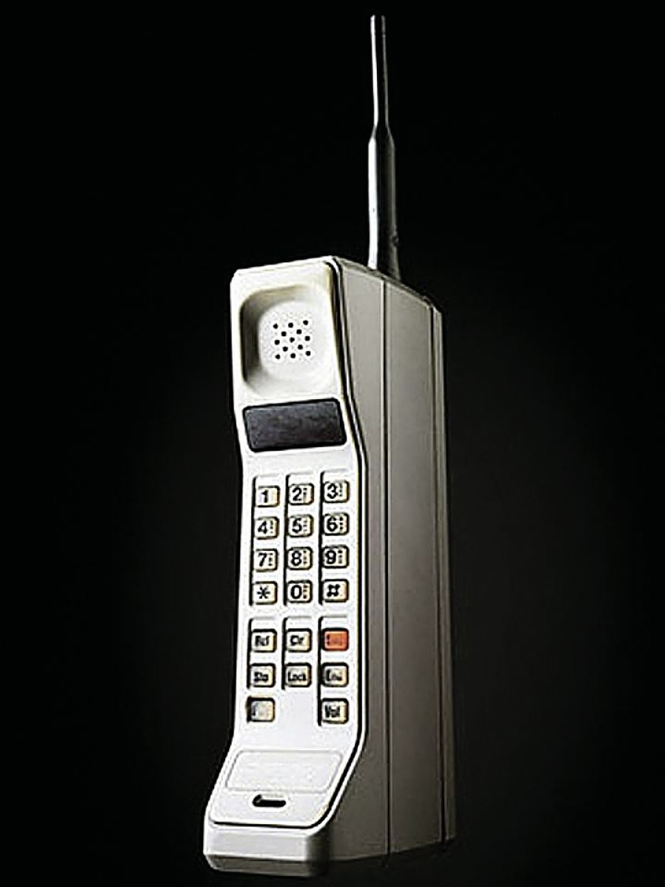 Телефон Motorola DynaTAC 8000X весил уже около килограмма и стоил $3995. 1973 год