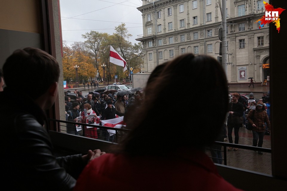 Минчане наблюдали за маршем, но присоединиться не спешили. Фото: Святослав ЗОРКИЙ