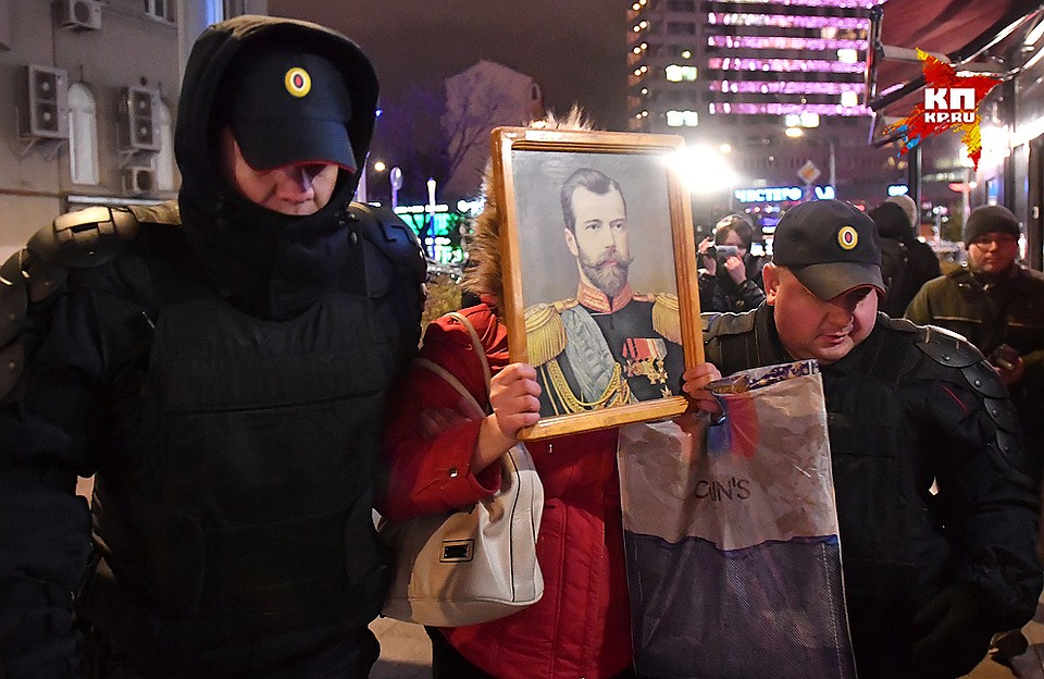 «Октябрь» был уже оцеплен, стояли полицейские и ФСО. Фото: Виктор ГУСЕЙНОВ