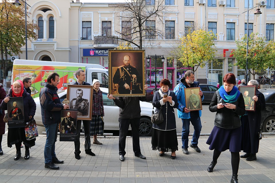 Активисты собрались полукругом Фото: Андрей ПАВЛОВСКИЙ