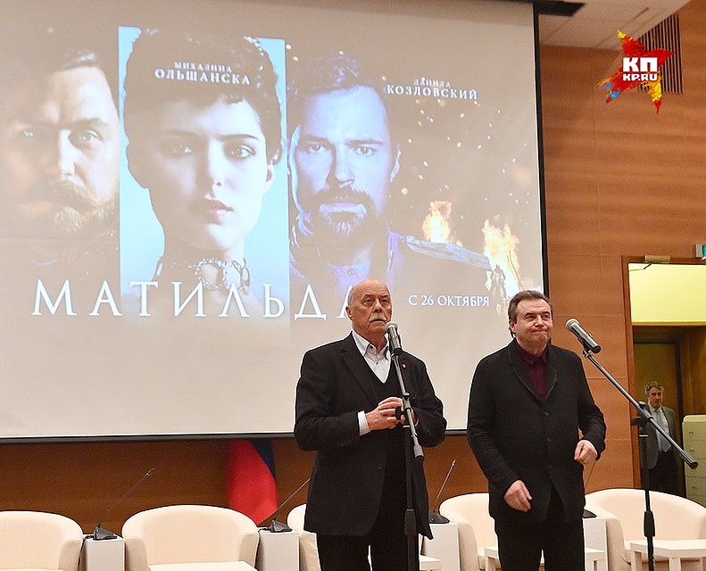 Глава Комитета Госдумы по культуре Станислав Говорухин и режиссер "Матильды" Алексей Учитель. Фото: Евгения ГУСЕВА