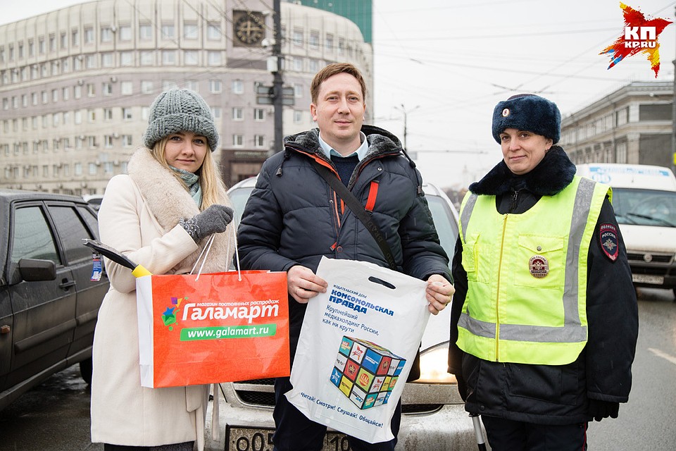 Автомобилистам вручили щетки для очистки стекол, размораживатели для замков, защитные накидки на спинки кресел и другие полезные вещи. Фото: Валерий ЗВОНАРЕВ
