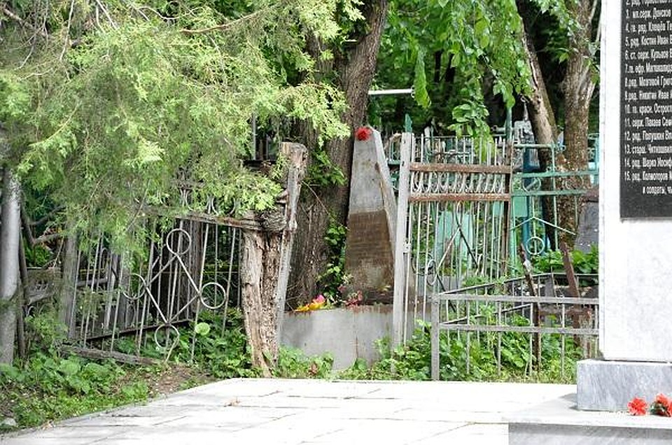 За могилой Щербакова долгие годы никто не ухаживал: после того, как ее обнаружил журналист Александр Оленев, за ней стала присматривать краевед Марина Бурцева. Фото: "Ростовский словарь".