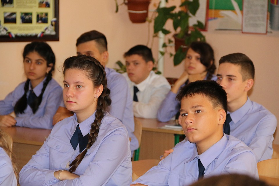 Школьники отнеслись к уроку очень серьезно. Фото: Анастасия КУРДЮКОВА