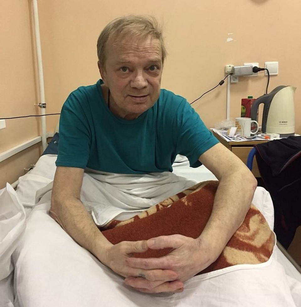 Перед интервью Годовиков пытается причесать непослушные волосы. Надевает и снимает очки, смотрит, как лучше будет выглядеть в кадре. Фото: Анна ЛАВРОВА