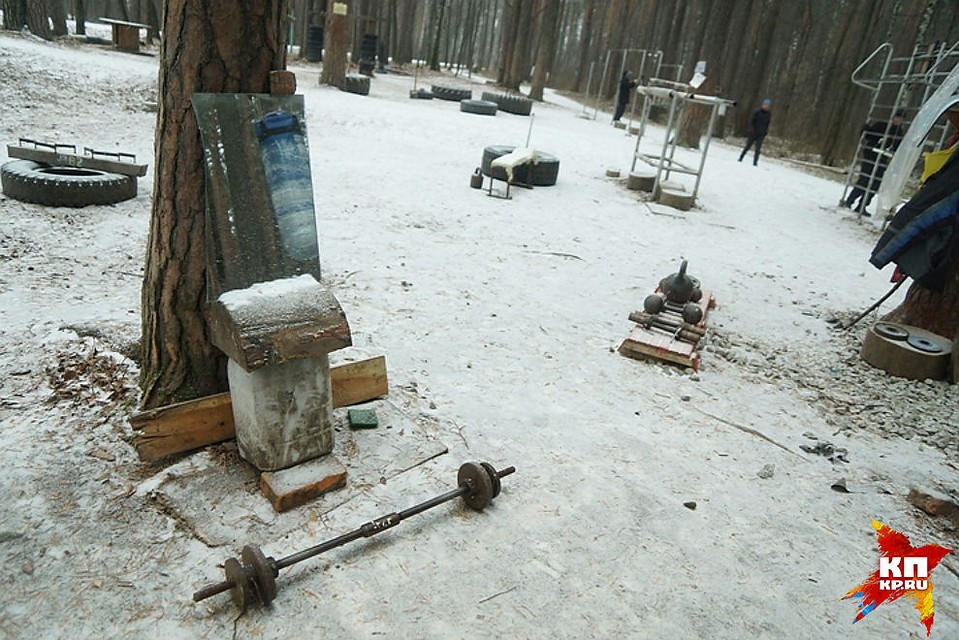 На окраине ЦПКиО жители сами создали площадку для «воркаута». Общественник Александр Цариков уверен, что ее легко можно облагородить Фото: Алексей БУЛАТОВ