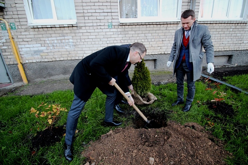 Мэр Гвардейска Максим Коломиец и депутат Олег Быков своими руками высадили зелень. Фото: Иван МАРКОВ