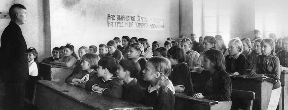 Где-то с конца 40-х советская школа стала работать, по сути повторяя царскую… Хотя по содержанию образования мы до царской школы так и не доросли Фото: фотохроника ТАСС.