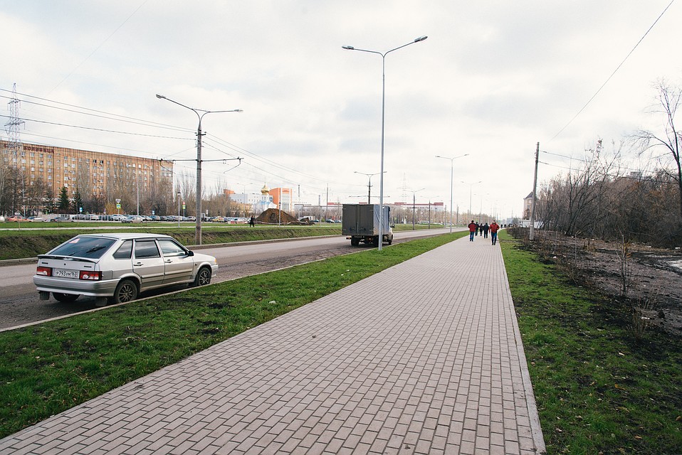 А вот здесь тротуар выглядит очень прилично Фото: Альберт ДЗЕНЬ