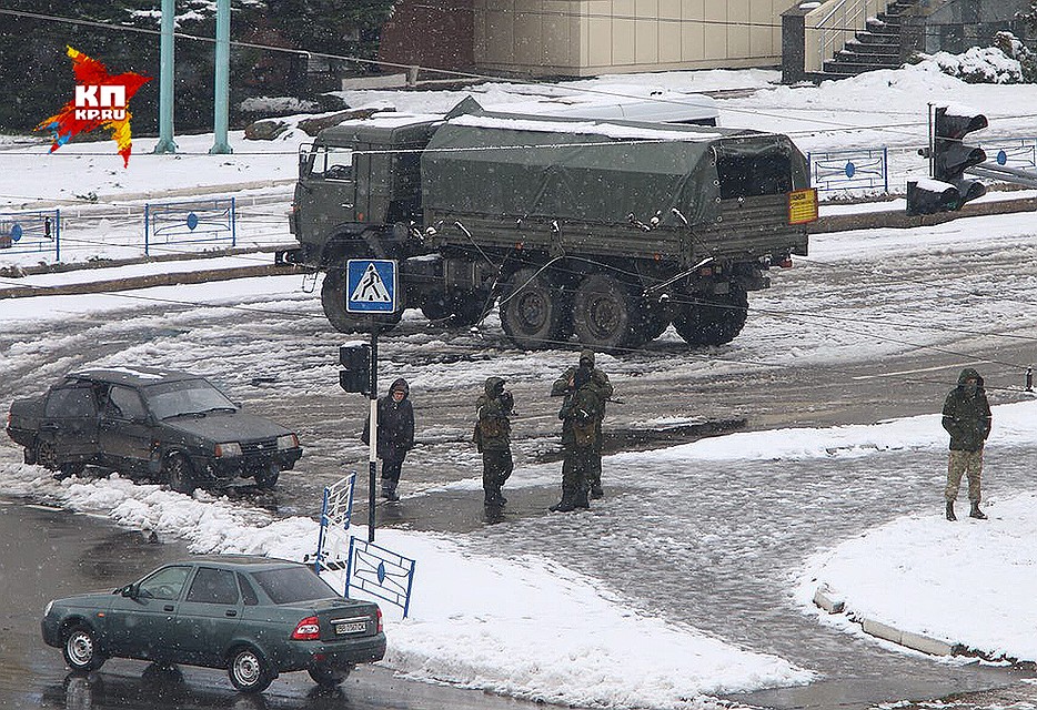 Военная техника и вооруженные люди у здания прокуратуры в Луганске. Фото: Александр КОЦ