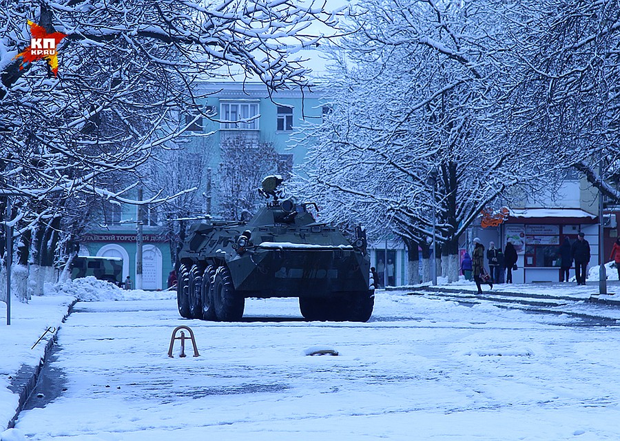 Военных и техники, которыми луганчан не удивить, на улицах стало уже меньше Фото: Александр КОЦ