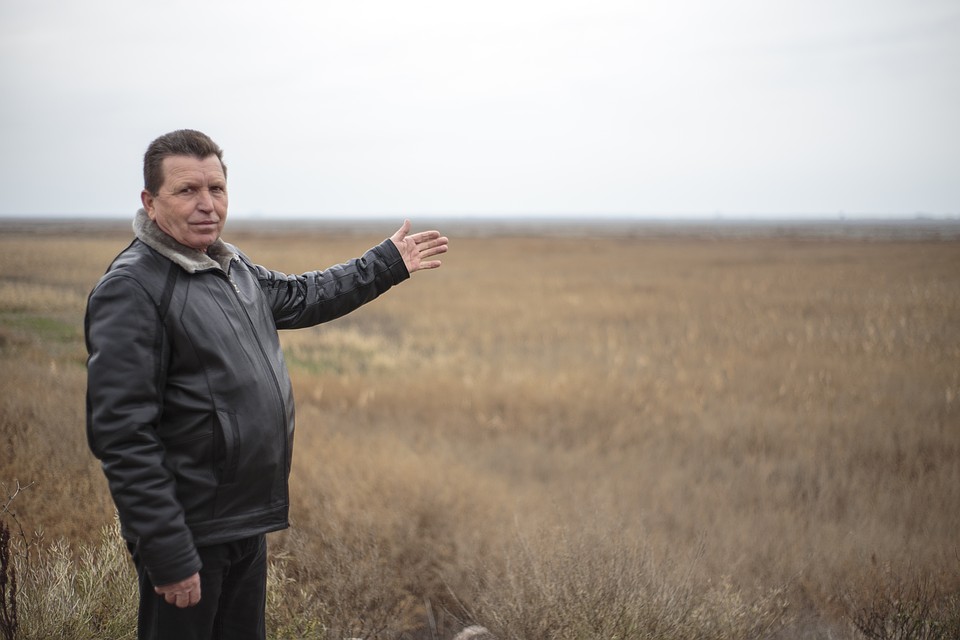 Сложно представить, но Николай Размыслов показывает на водоемы. Здесь когда-то плавала рыба. Фото: Анастасия МЕДЫНЦЕВА