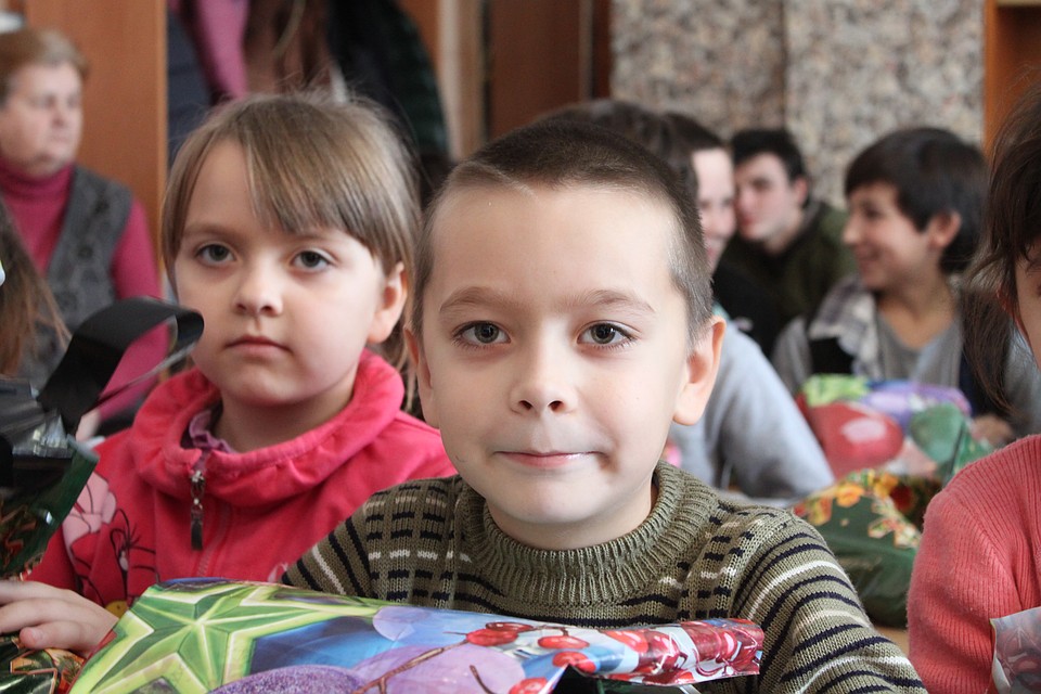 «Комсомолка» поздравила с Новым годом детей на передовой под носом украинских снайперов Фото: Никита МАКАРЕНКОВ, Павел ХАНАРИН