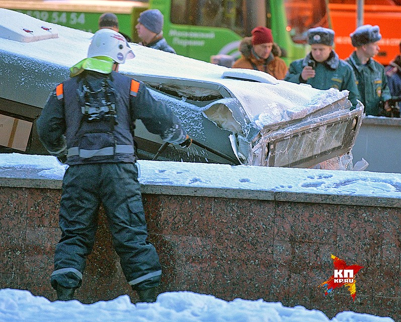 По словам водителя автобуса, он перепутал педали газа и тормоза. Фото: Михаил ФРОЛОВ