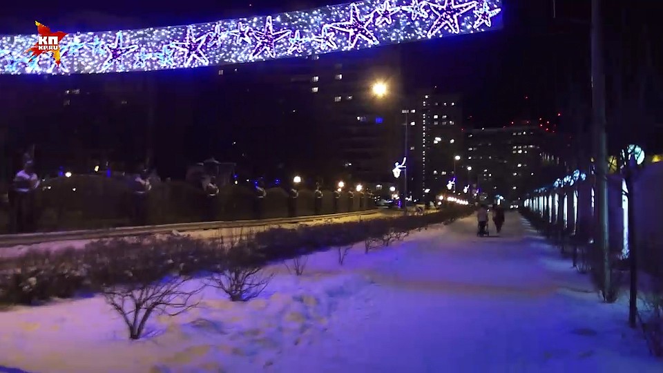 На улицах поселка заработала новогодняя иллюминация. Фото: Андрей МИНАЕВ