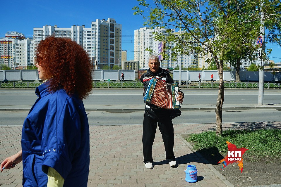 Екатеринбург. Мужчина-инвалид одной рукой играет на баяне 25,05,2017 Фото: Алексей БУЛАТОВ