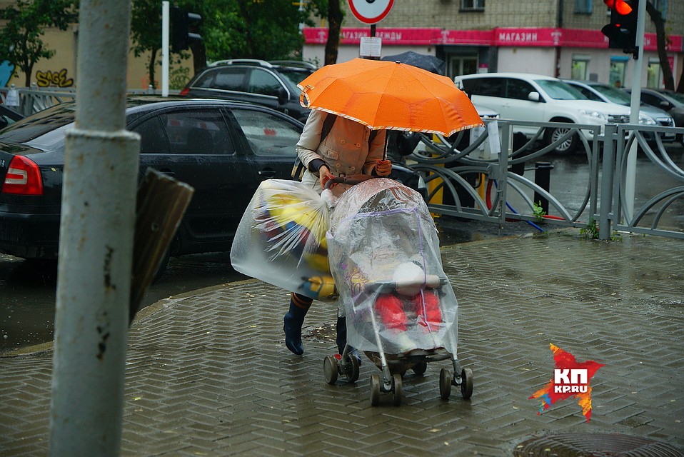 Екатеринбург. Мама везет ребенка в детской коляске во время дождя 19,06,2017 Фото: Алексей БУЛАТОВ