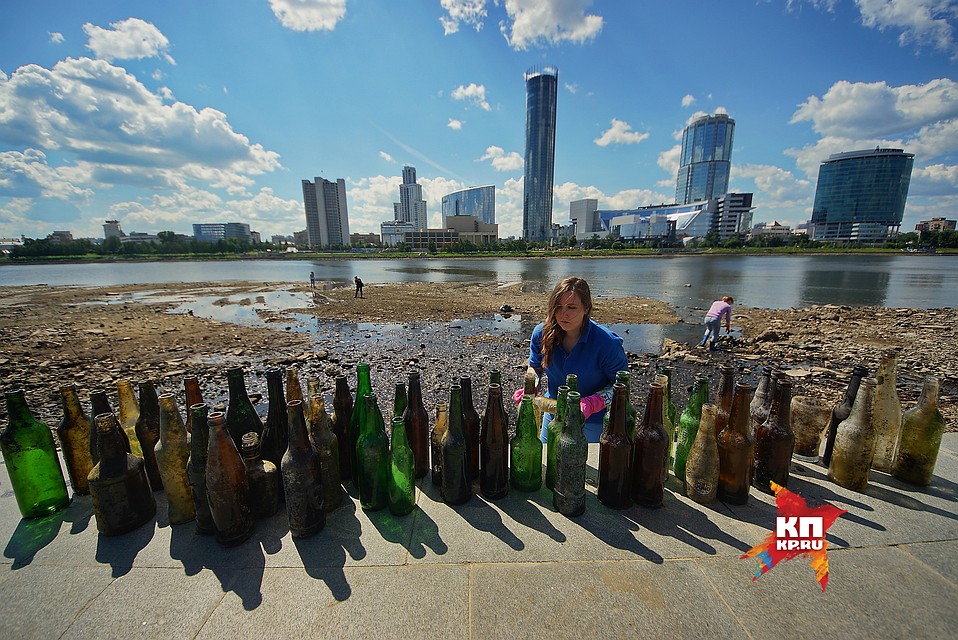 Екатеринбург. Волонтеры собирают мусор с берегов городского пруда обмелевших из-за сброса воды 16,07,2017 Фото: Алексей БУЛАТОВ