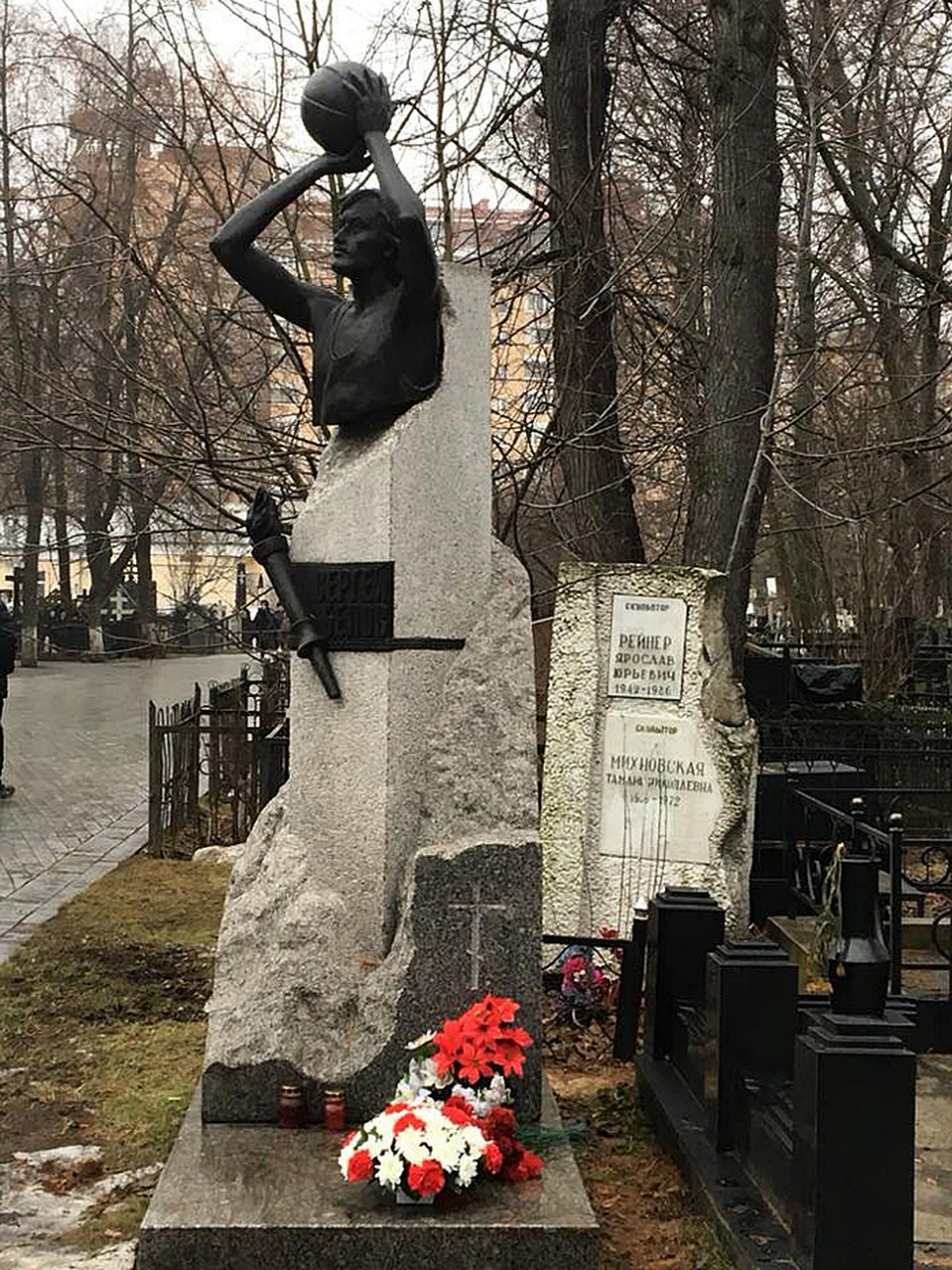Памятник Сергею Белову на Ваганьковском кладбище Фото: Мария РЕМИЗОВА