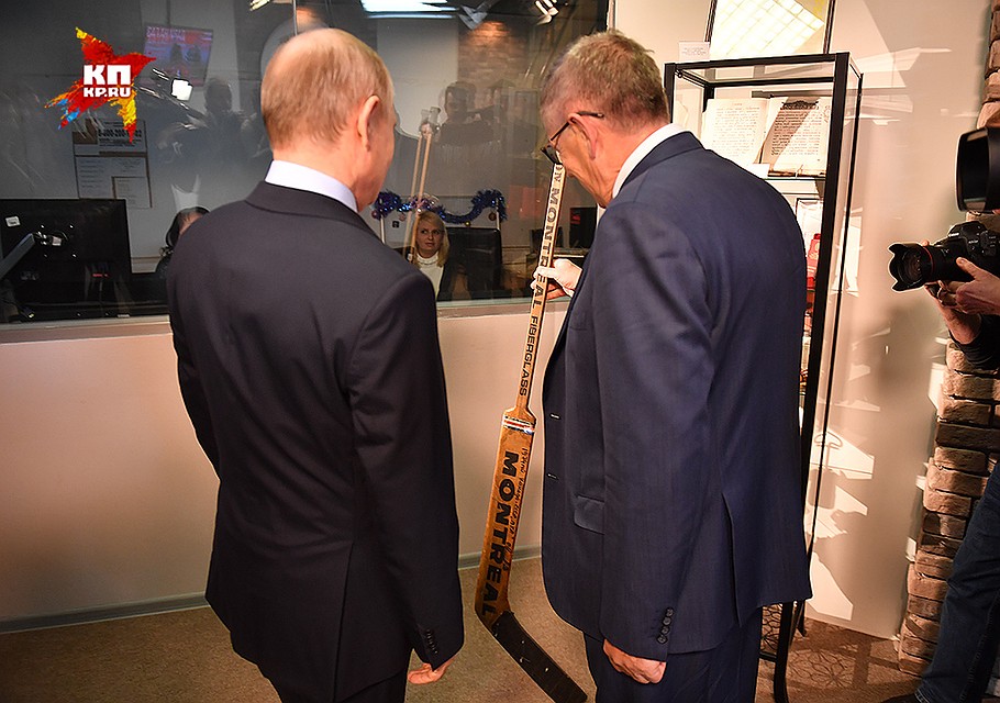 Президенту показали вратарскую клюшку легенды советского хоккея Владислава Третьяка. Фото: Виктор ГУСЕЙНОВ