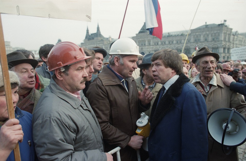 Москва. 8 апреля 1992 г. Политическая дискуссия между шахтерами и лидером движения "Трудовая Москва" Виктором Анпиловым (справа на переднем плане) во время пикетирования съезда. Христофоров Валерий/Фотохроника ТАСС