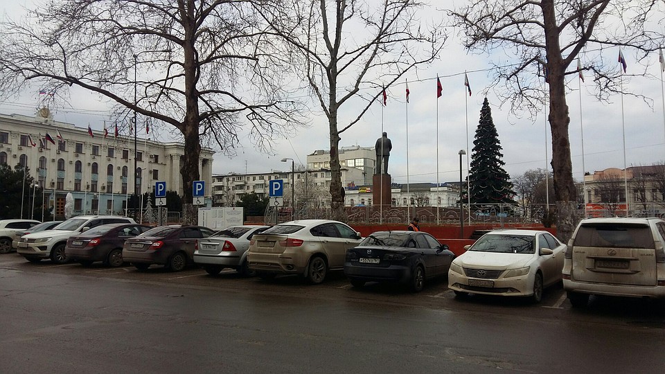 Ранее многоуровневую парковку хотели построить рядом с площадью Ленина. Фото: Анастасия КУРДЮКОВА