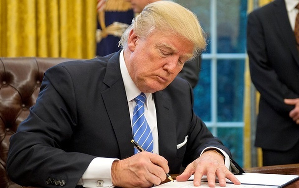 2 августа 2017 года Дональд Трамп подписал закон "О противодействии противникам Америки посредством санкций". Фото: REUTERS